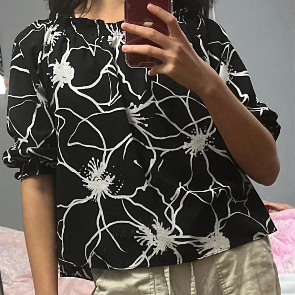 Banana republic black and white floral ruched off the shoulder blouse